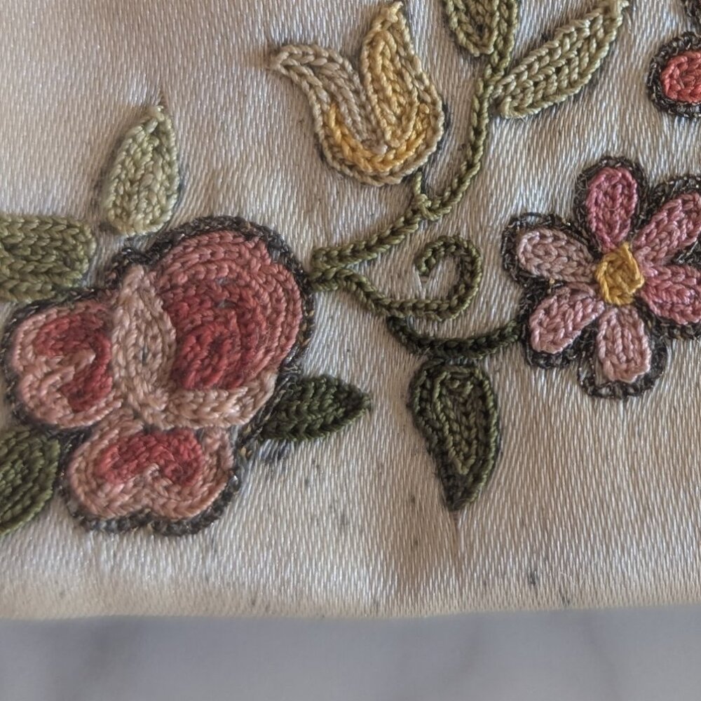 Dainty Vintage Embroidered Satin Clutch with accessories - Picture 13 of 16